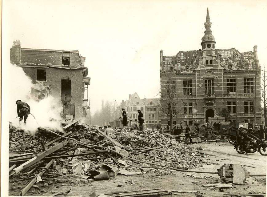 Het Gemeenteplein na het bombardement