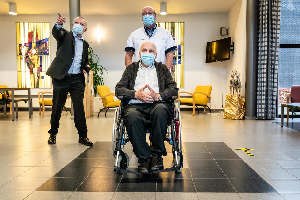 Jos Hermans werd om klokslag 11 uur als allereerste Vlaming gevaccineerd met het coronavaccin.