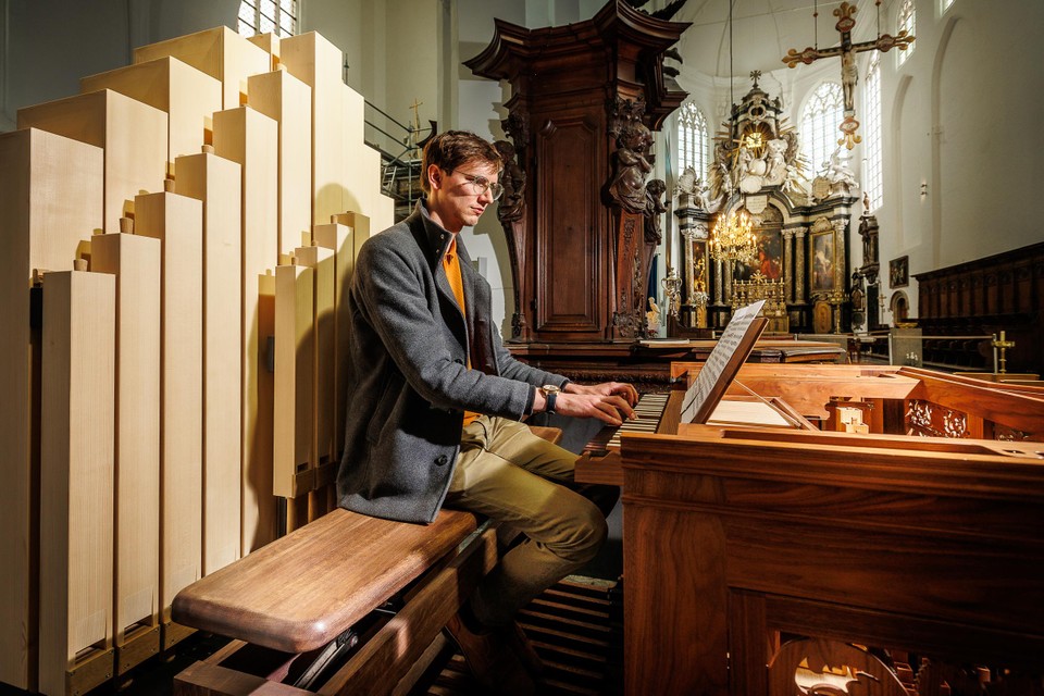 Tom Van Der Plas geeft zondag een orgelconcert op het aangepaste muziekinstrument.  