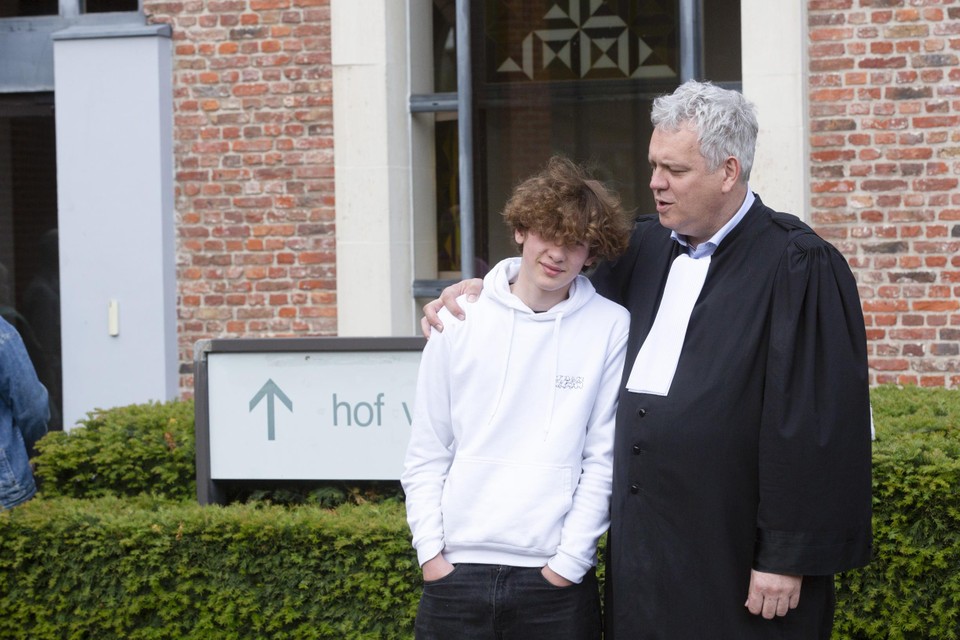 Maël en advocaat Kris Vincke na zijn getuigenis.