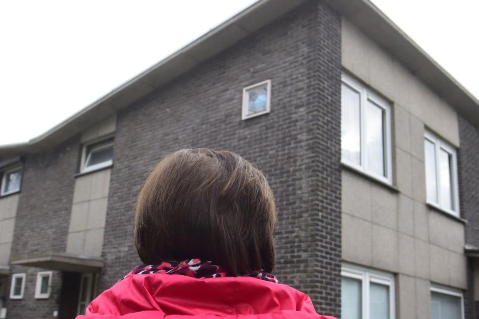Petra voor haar sociale huurwoning waar ze uitgezet zal worden na een slepend conflict met De Ideale Woning.