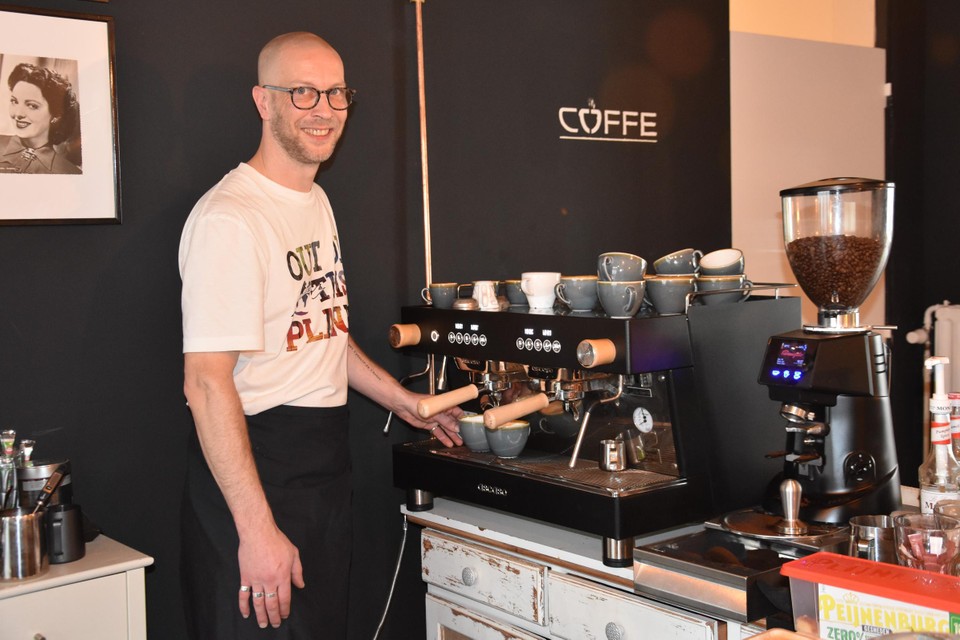 Uitbater Christophe de Wit in zijn multifunctionele koffiebar Coffe. 