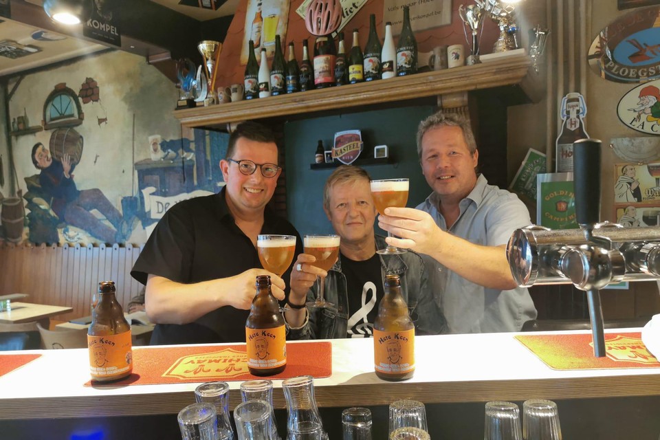 Brouwer Ivan Geudens, Keen Kennis en cafébaas Johan Van De Koevering proeven van een Hete Keen.