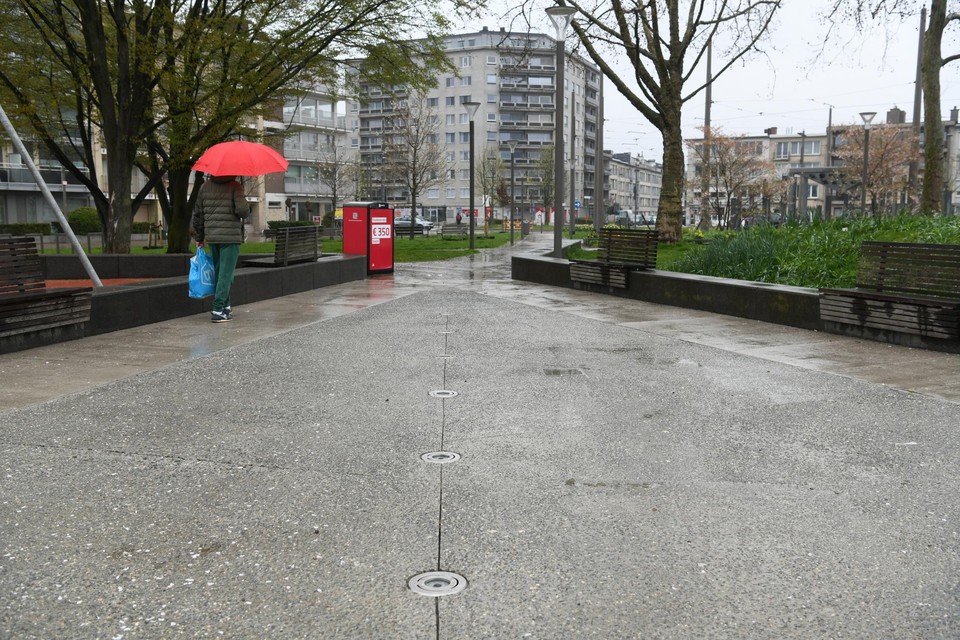 Dinsdag spoot er opnieuw water door de fonteinen op het Wim Saerensplein.