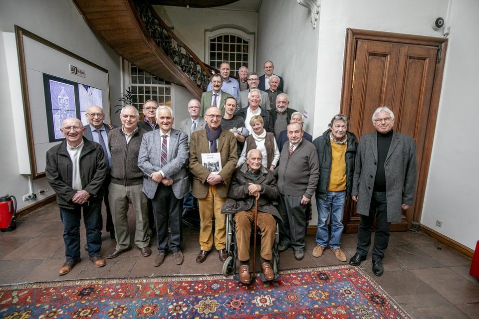 Mon Rottiers (uiterst rechts) tijdens de viering van 60 jaar Koninklijke Lierse Persbond in het stadhuis van Lier.