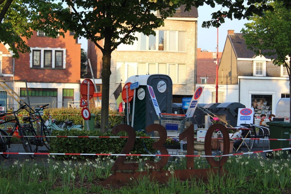 Na ‘Poortje Pik’ ligt de centrale rotonde traditiegetrouw vol met weggenomen spullen. 
