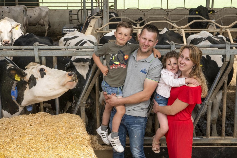 Jef en Nathalie Geerts-Wouters met hun kinderen Emile en Louise tussen hun melkvee. 