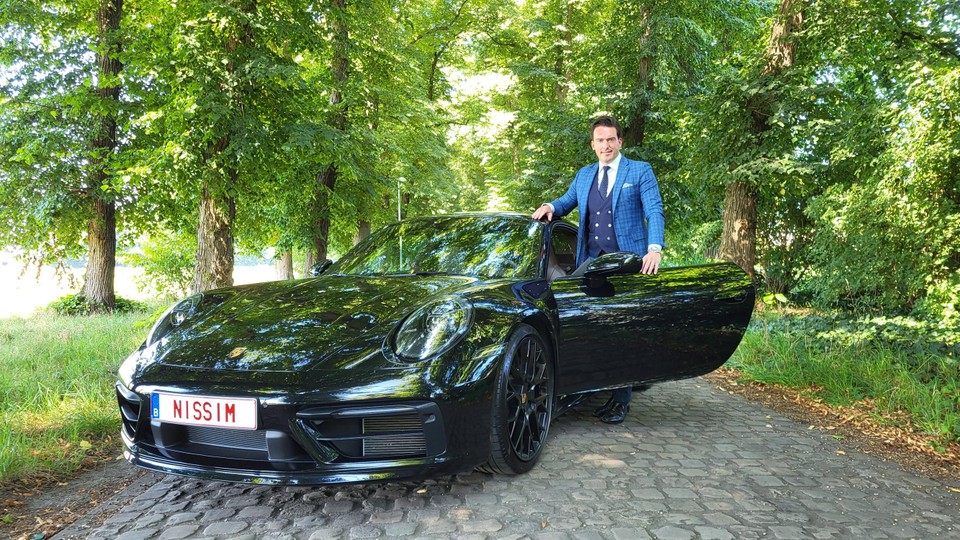 Nissim Verbist valt in Herentals en omstreken al een tijdje op met zijn Porsche met gepersonaliseerde nummerplaat.