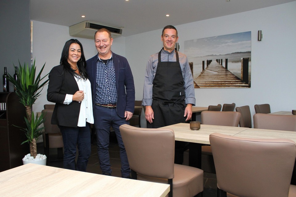 Zaakvoerders Valeria Oliviera en Ronny Jacobs met kok Johan Quaeyhaegens.