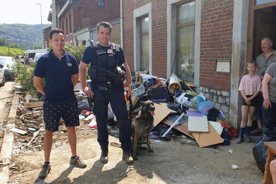 Steven Meert van de Directie hondensteun met zijn politiehond in Chaudfontaine.