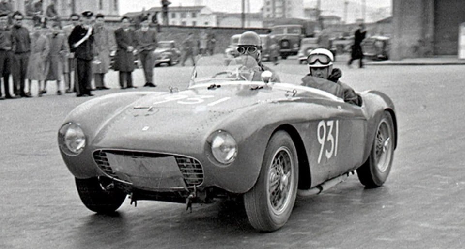 De 500 Mondial Spider met piloot Franco Cortese tijdens de Coppa della Toscana in april 1954.