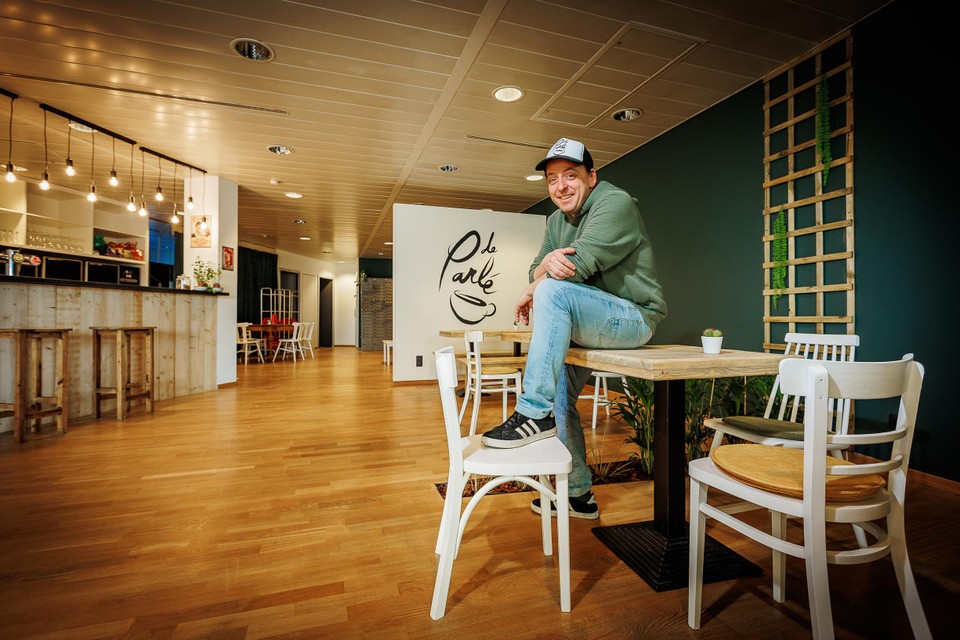“Ze zeggen me nu dat de job van cafébaas hard lijkt op die van sociaal werker. Ik ben alleszins graag onder de mensen, als er iets is wil ik gerust een luisterend oor zijn”, vertelt Filip.