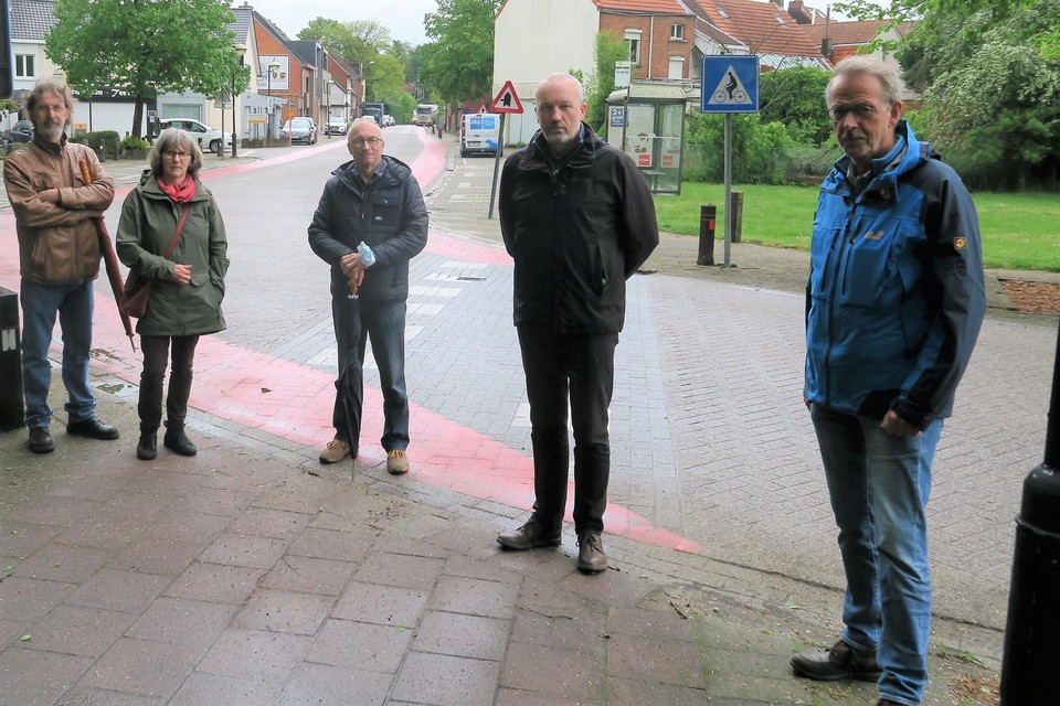 Michel Godderis, Lieve Sysmans, Peter Lembrechts, Luc Thomaere en Guy Dengler van het bewonerscomité, met op de achtergrond de heraan te leggen Schoolstraat. De bewoners dringen aan op een ruimere zone 30. Schepen Olivier Verhulst (Open Vld) belooft er alsnog werk van te maken.