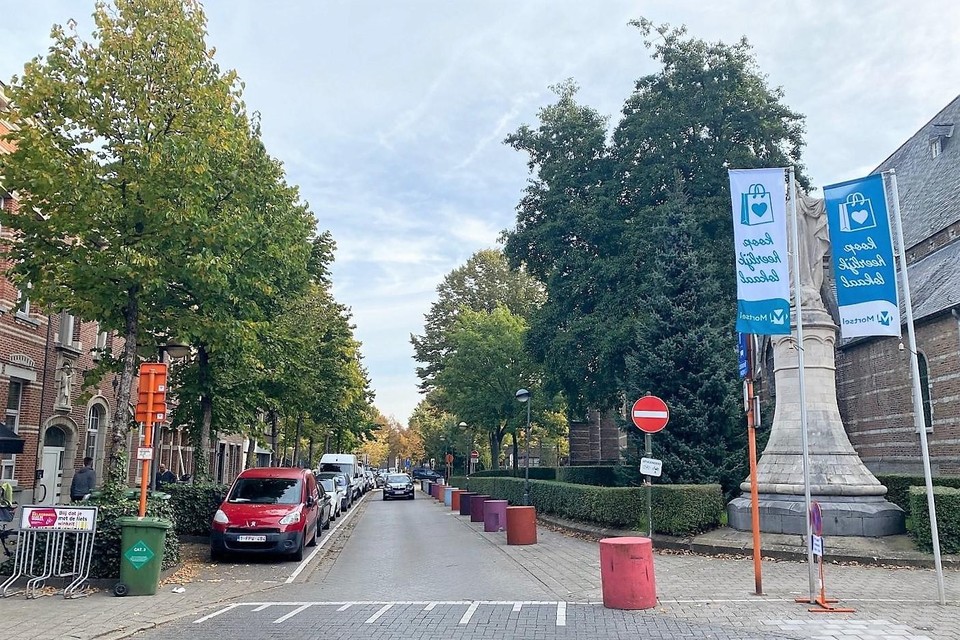 De weg rond de kerk wordt een fietsstraat en de gekleurde blokken verdwijnen.