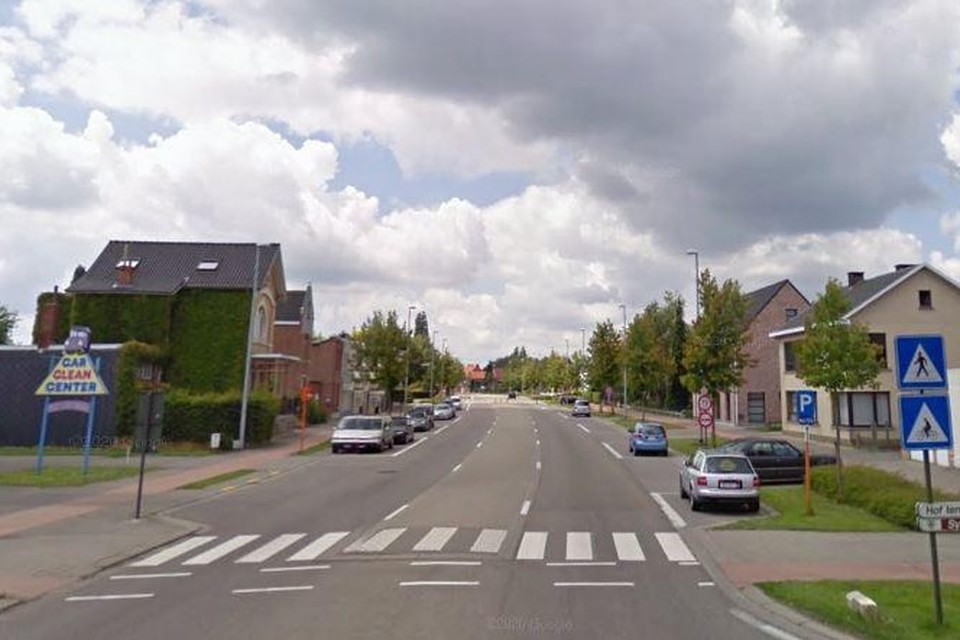 Zondagnacht is een dronken bestuurder tegen een garagepoort gereden op de Herentalsebaan in Wommelgem. 