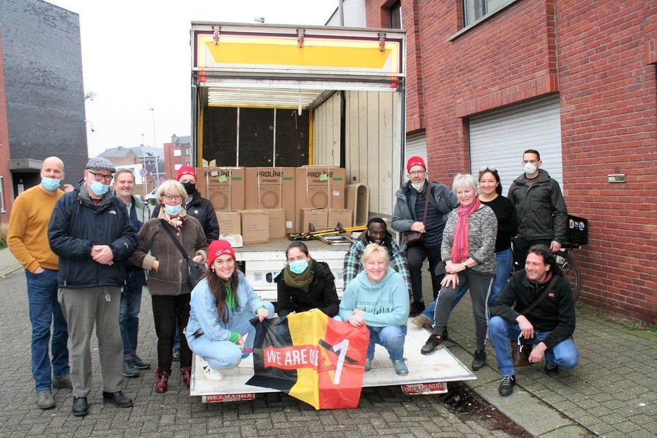 Vanuit Sint-Niklaas vertrok zaterdagochtend een hele lading hulpgoederen richting Wallonië. 