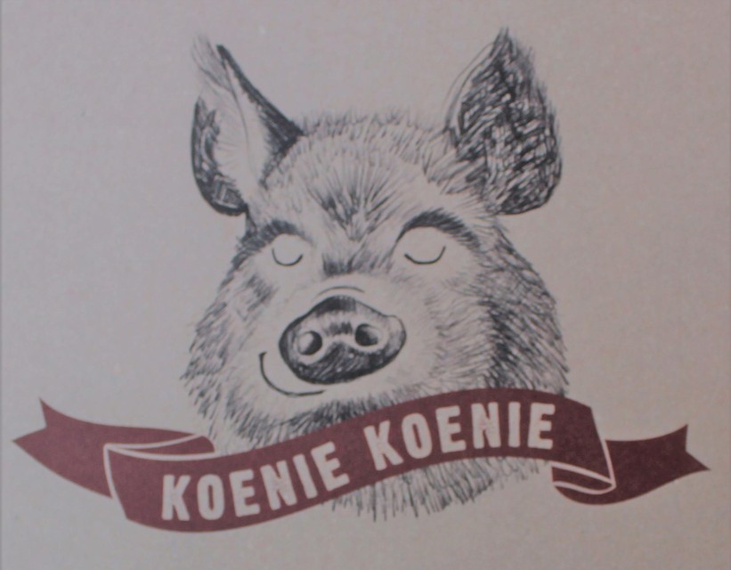 Koenie Koenie zijn gezellige, dikke, vette varkentjes met een sikje. Een gepaste naam dus voor een restaurant die ribbetjes als specialiteit serveren.