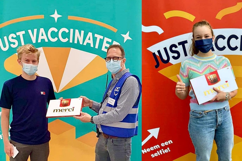 Bart (links) krijgt uit handen van Johan Vosters van het vaccinatiecentrum in Weelde (Ravels) een attentie voor het honderdduizendste vaccin, in Turnhout is zo Yenthe (rechts) gehuldigd.