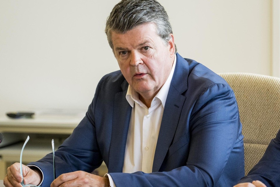 Bart Somers tijdens de persconferentie over de fusie tussen Mechelen en Boortmeerbeek. Met twee petten op: burgemeester van Mechelen en Vlaams minister van Binnenlands Bestuur. 