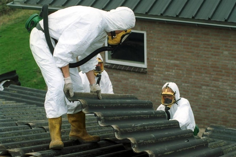Asbest kennen we het best uit de golfplaten die in de bouw gebruikt werden. 