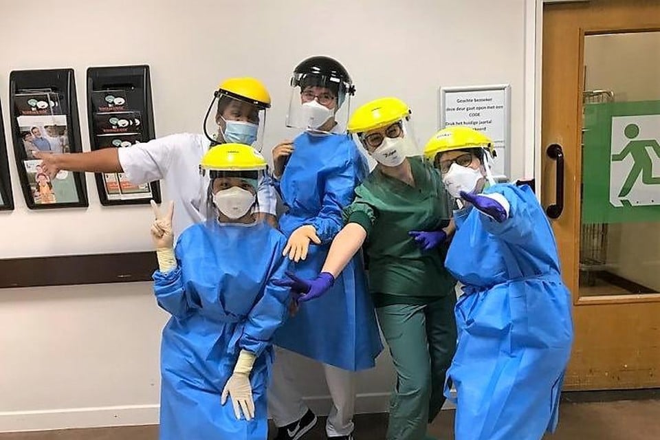 Sieglinde als verpleegkundige klaar voor de strijd op de covid-afdeling van het ZNA-ziekenhuis Stuivenberg omringd door collega’s Zhima, Anastasia, Ihssan en Imke.  