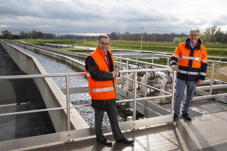 Voorzitter van Water-Link André Gantman en ingenieur Johan Cornelis in het productiecentrum van Water-Link. 