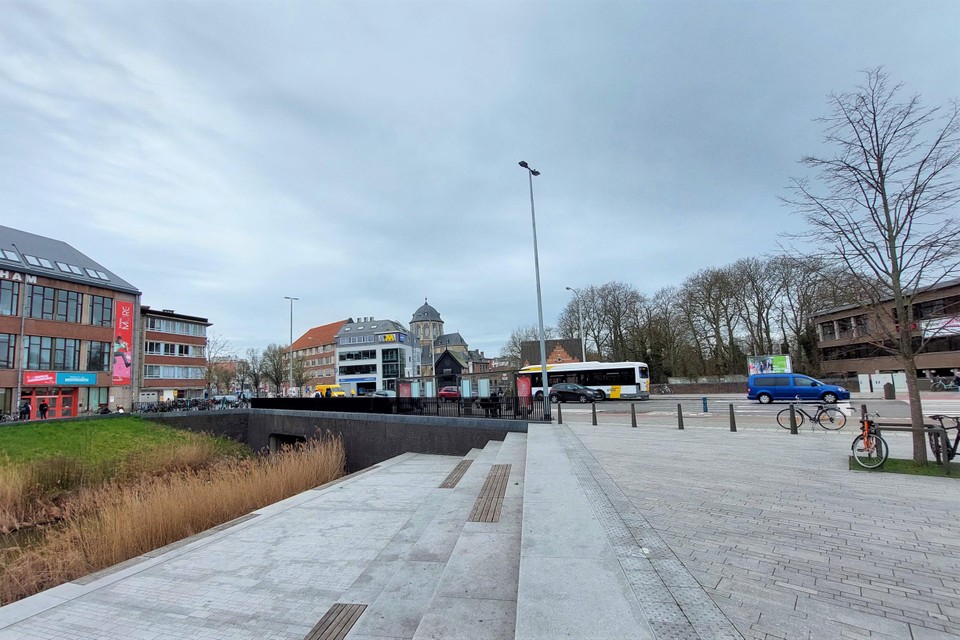 Via een wandelpad onder de vesten wil de stad de Dijleterrassen en de Kruidtuin verbinden.