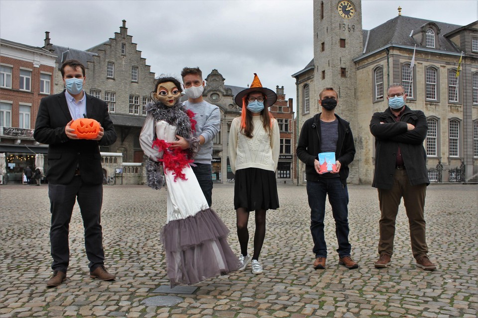 Schepen Rik Verwaest, Joost Van den Branden (Theater Tieret), Deli Leysen (Visit Lier), ontwerper Jef Vingerhoets en Tom Van Wassenbergh (TPAK).