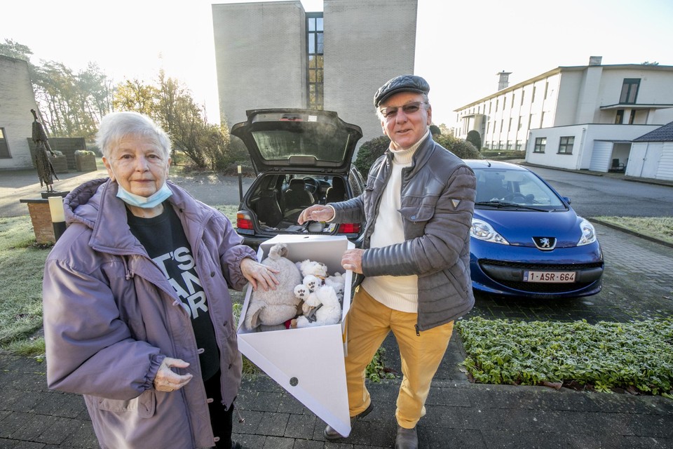 Simone Schoofs overhandigt een erste doos beren aan Marc Zwaenepoel. “Dag schatjes”, klonk het stilletjes. 