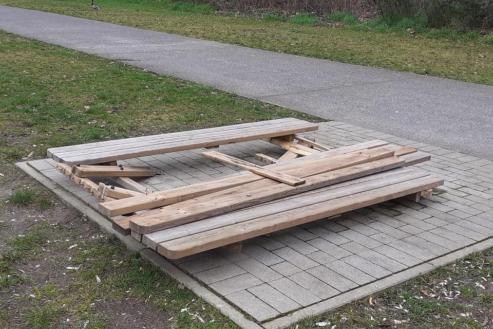 Een robuuste picknicktafel met bijhorende zitbanken in het Raemdonckpark werd door vandalen kort en klein geslagen.