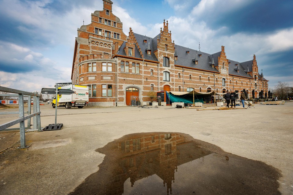 De oesterbar opent op het terras van het Van der Valk Hotel in Mechelen.