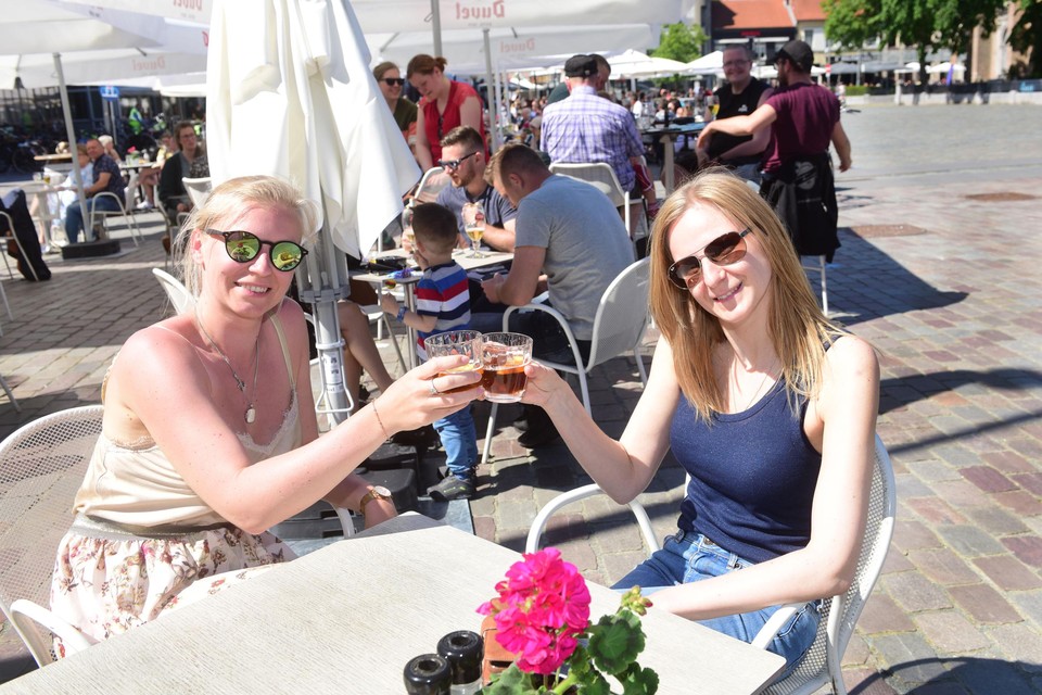 Dorien en Evy klinken op de Grote Markt in Turnhout op hun eerste terrasje in meer dan een jaar.