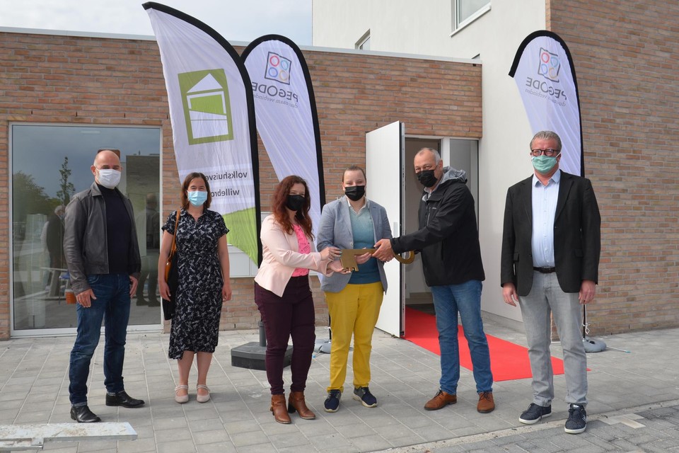 Voorzitter volkshuisvesting Willebroek Raf Coenjaerts overhandigt symbolisch de sleutel aan Laetitia en Elena. Rechts directeur volkshuisvesting Willebroek Andy Dilles en links Koen Renders (Pegode).