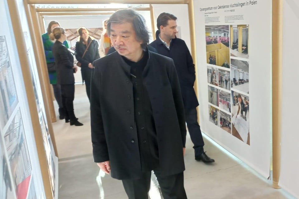 Shigeru Ban opent de tentoonstelling over zijn werk als ramparchitect. Het expositieparcours is vervaardigd met zijn befaamde kartonnen buizen. 