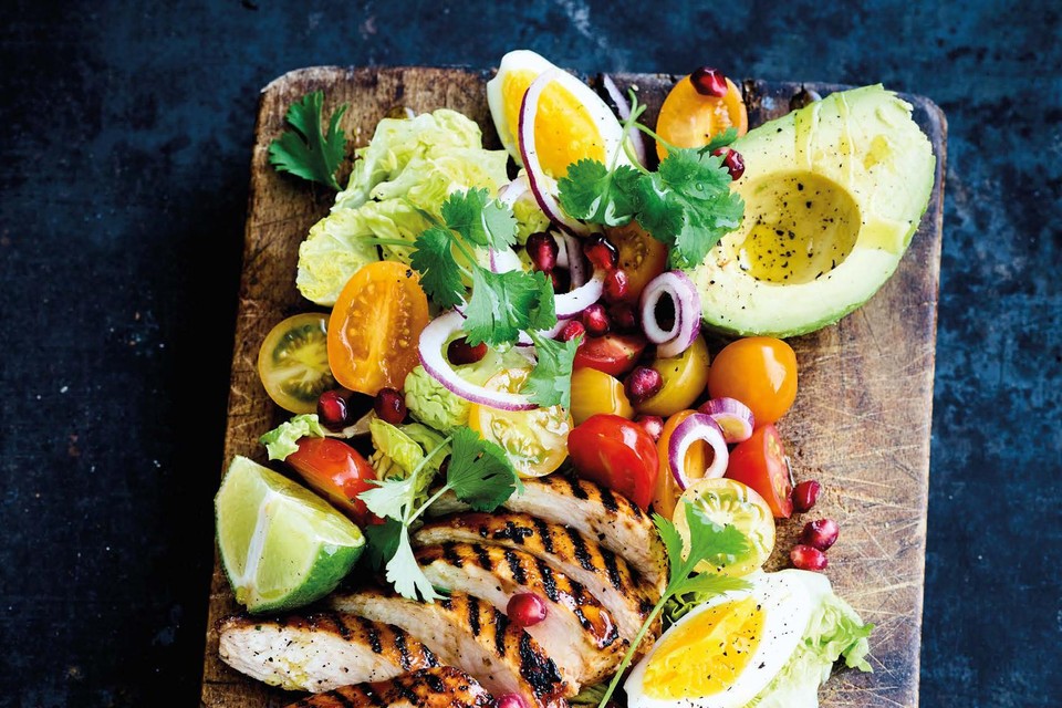 Eens niet in een kom, ook op een plank kan je salade mooi serveren.