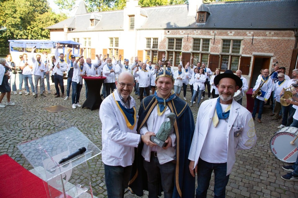Districtsburgemeester Koen Palinckx overhandigt koning Joppe het beeldje symbool van de gansrijder. Rechts voorzitter Wim Vansteenkiste.
