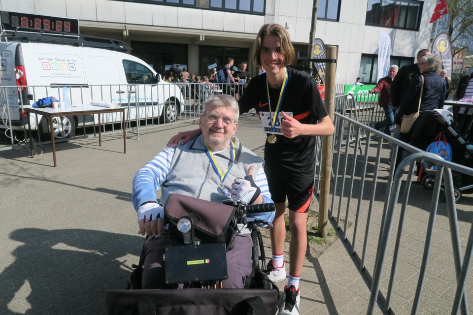 De oudste deelnemer Toon Daems (in rolstoel - 70) startte samen met kleinzoon Fenne Vanacke (14) in de vijf km.. 