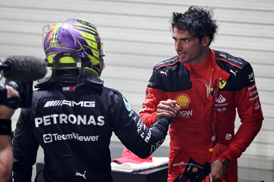 Hamilton en Ferrari-coureur Sainz.