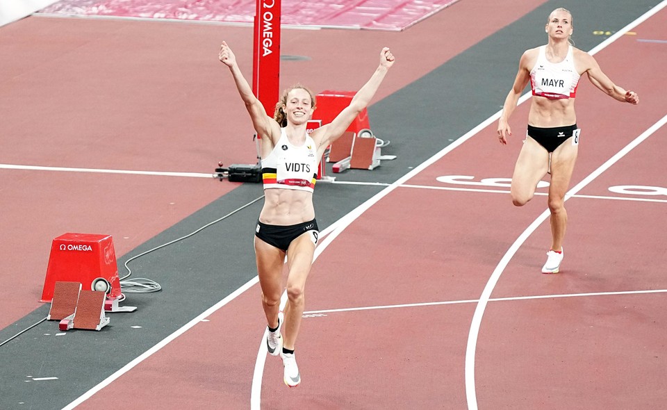 Noor Vidts wint haar reeks van de 200 meter in een persoonlijke besttijd. Daarvoor mogen de handen al eens in de lucht.