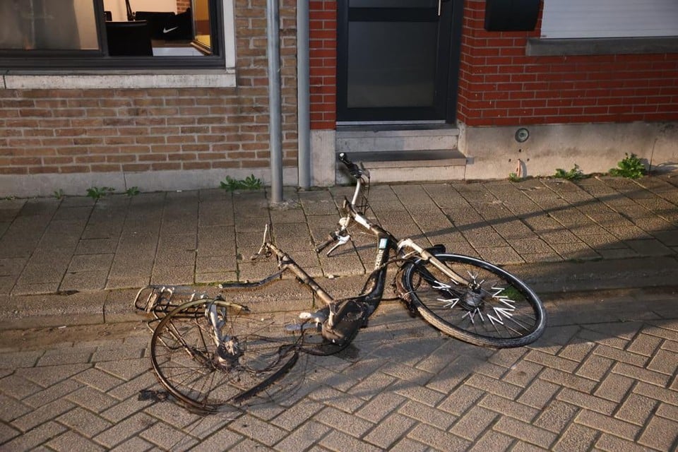 Van de elektrische fiets blijft alleen nog een hoopje schroot over. 