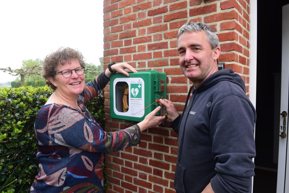 De AED hangt bij Brigitte en Herman naast de voordeur.