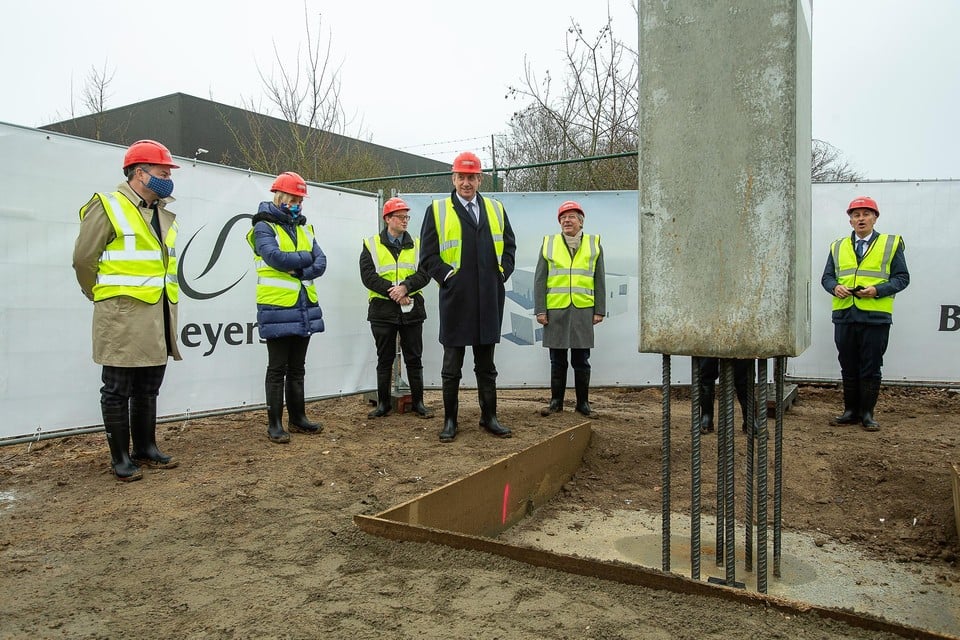 Burgemeester Koen Van den Heuvel, minister Hilde Crevits en minister-president Jan Jambon legden samen met de directie van Beyers koffie de symbolische eerste steen.
