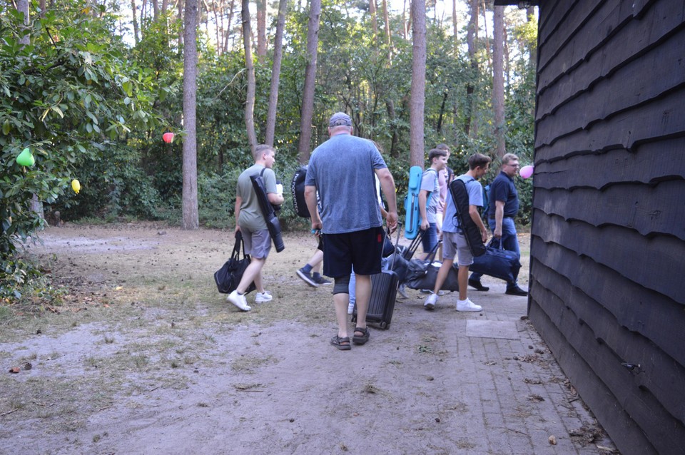 De Duitse jeugdspelers en hun begeleiders arriveren na een lange busreis. 