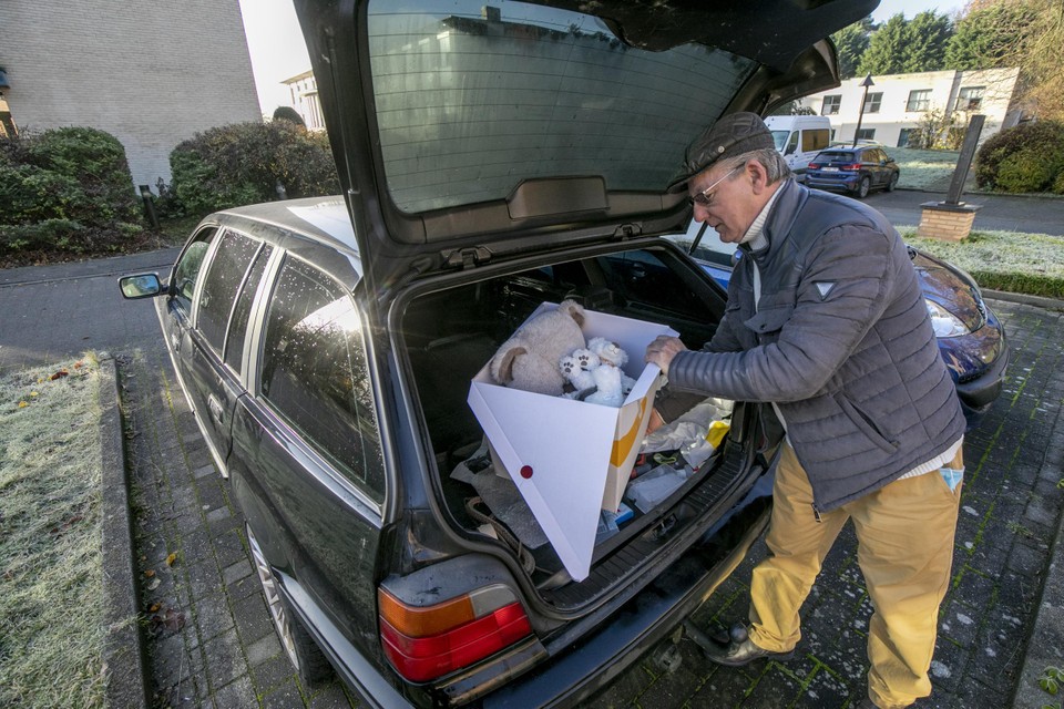 Marc Zwaenepoel laadt de beren in.