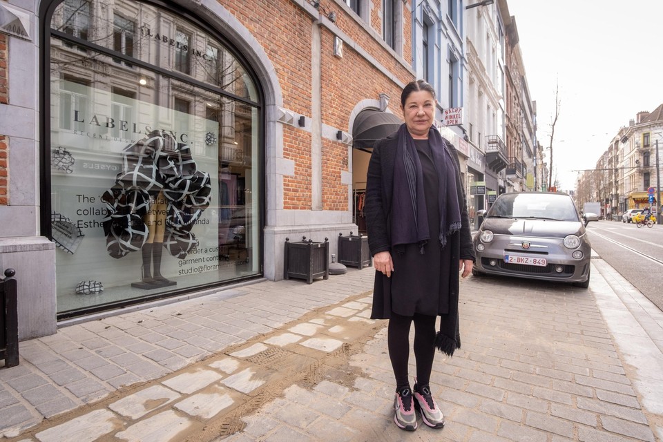 Erna Vandekerckhove voor haar winkel en naast de tijdelijk herstelde strook op het trottoir in de Nationalestraat. 