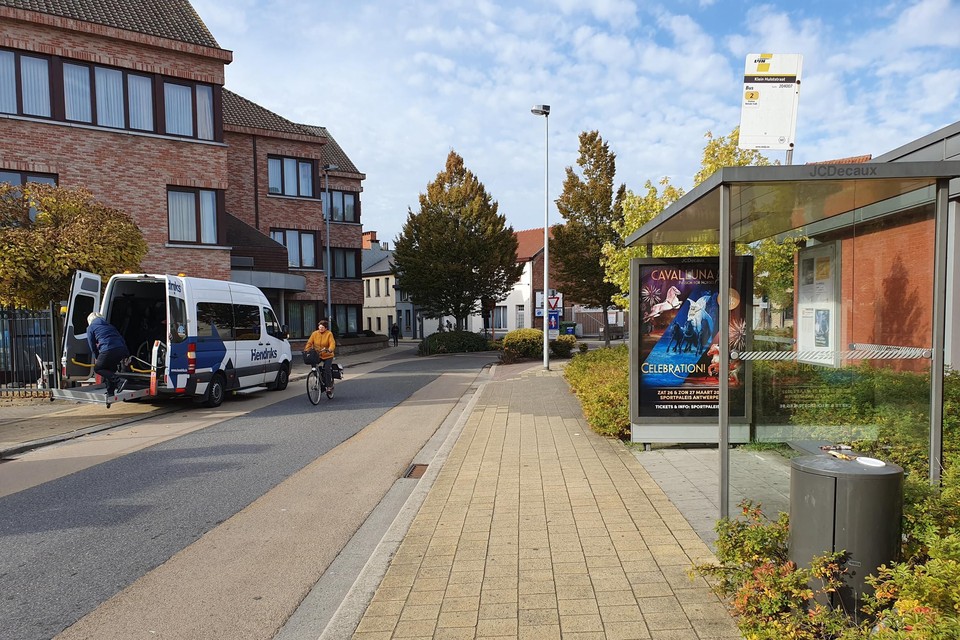Een 22-jarige drugsdealer bracht cocaïne en heroïne aan de man aan een bushokje in Sint-Niklaas.