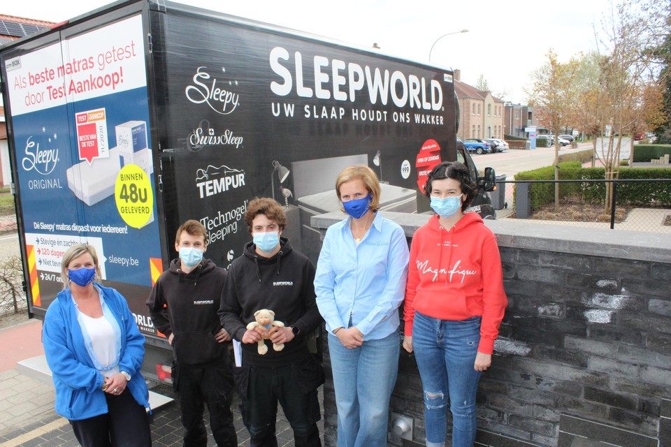 Britt Jacobs, die strijdt tegen lymfeklierkanker, en de vrijwilligsters van Make-A-Wish zijn Sleepworld dankbaar.