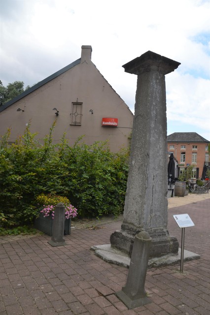 De oude schandpaal naast De Kroon.