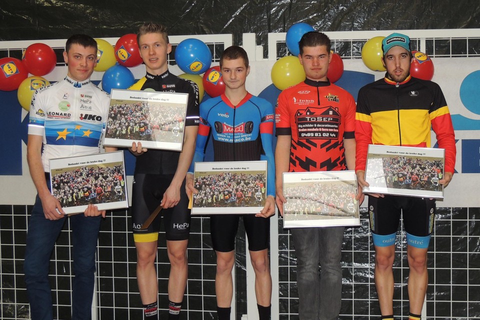 De G-sporters met roots in Berkenbeek met in het moidden met blauwe trui huidig wereldkampioen Nick Aerts.