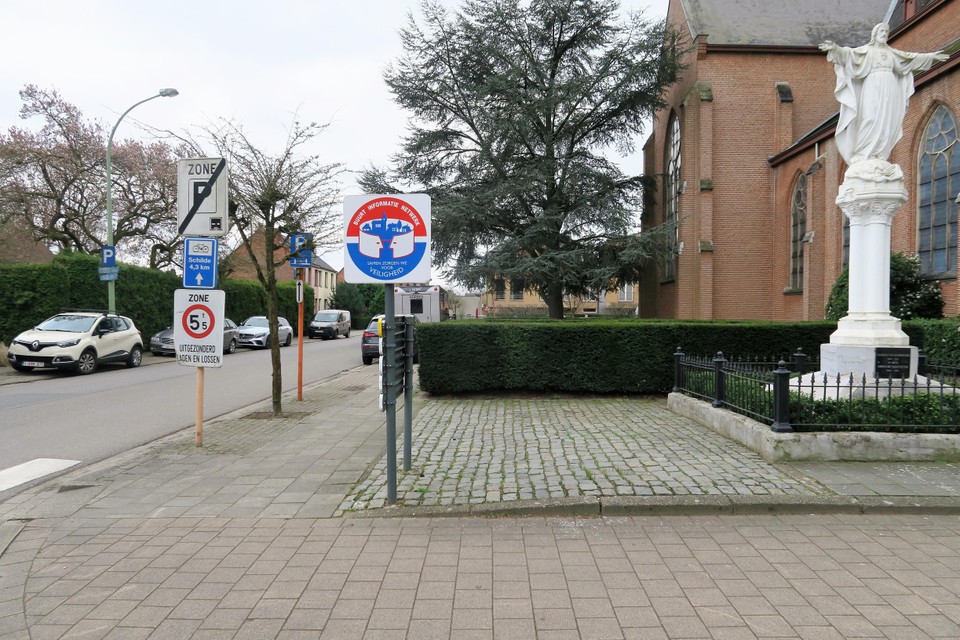 Onder meer deze Frans Pauwelslei bij de kerk in ‘s-Gravenwezel wordt een fietsstraat.